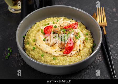Petit-déjeuner nutritif avec porridge de mil et omelette Banque D'Images