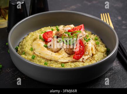 Petit-déjeuner protéiné sain avec millet, pesto et champignons Banque D'Images