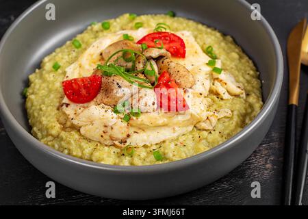 Bol de mil gourmet avec omelette et champignons sautés Banque D'Images
