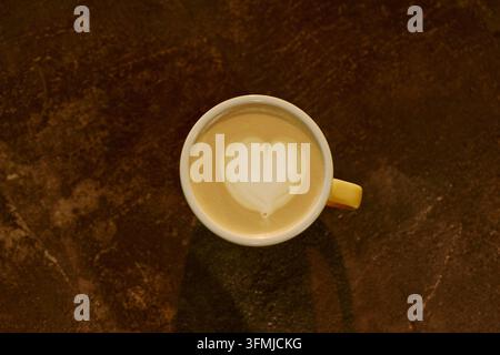 Tasse de café frais avec latte art en forme de cœur pour le menu du café Banque D'Images