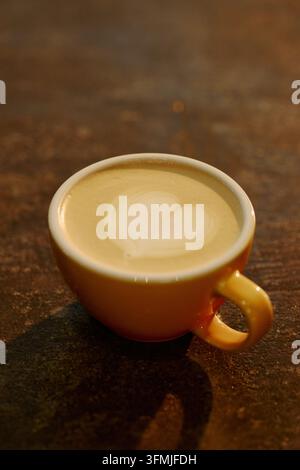 Cappuccino chaud fraîchement préparé avec un cœur en latte art pour le menu du café Banque D'Images