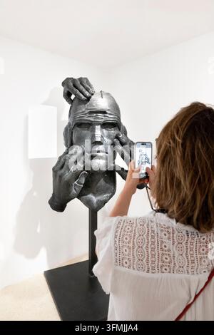 France, Paris, Fonds (collection) Enki Bilal, un buste monumental en bronze (300 kg) sculpté par Alban Ficat, basé sur l'une des couvertures emblématiques d'Exterminateur 17 Banque D'Images