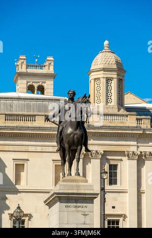 Royaume-Uni, Londres, Trafalgar Square, la statue équestre du roi George IV devant la National Gallery Banque D'Images