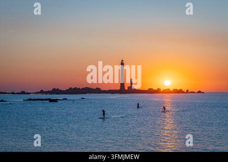 La France, Finistère, Plouguernau, la Vierge des îles de l'archipel de Lilia, le phare de l'Île Vierge, le plus haut phare d'Europe avec une hauteur de 82,5 mètres Banque D'Images