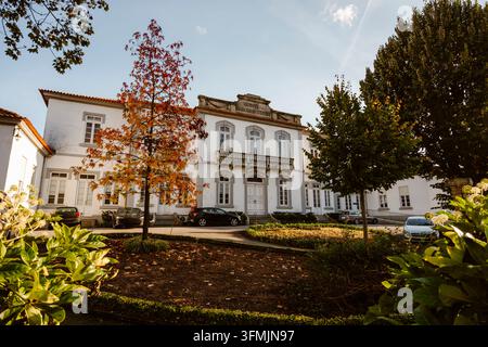 Riba de Ave, Portugal - 18 novembre 2025 : Bâtiment de l'hôpital Narciso Ferreira entouré d'une belle nature au Portugal. Banque D'Images