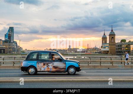 Royaume-Uni, Londres, visite de l'église St. Magnus Martyr et du pont de Londres en taxi au crépuscule Banque D'Images