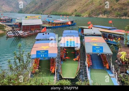 Vietnam, province de Ha Giang, Geopark du plateau karstique de Dong Van, district de Meo Vac, zone du col de Ma Pi Leng, croisière fluviale sur la rivière Song Nho Que Banque D'Images