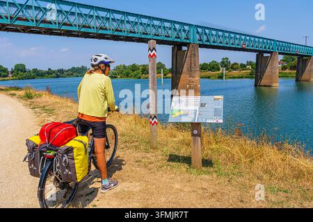 France, Saône-et-Loire, Gergy, promenade à vélo sur La Voie Bleue - Moselle-Saône à vélo (V50) et EuroVelo 6 (EV 6) itinéraires cyclables le long de la Saône, borne indicateur de l'ancienne ligne de démarcation imposée par les Allemands de 1940 à 1943 devant le pont Boucicaut Banque D'Images