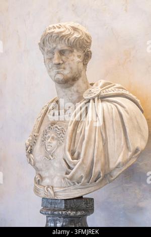 Italie, Toscane, Florence, inscrite au patrimoine mondial par l'UNESCO, musée Galleria degli Uffizi (galerie des Offices), buste en marbre de Néron datant de la période romaine, avec une représentation de Méduse sur son cuirasse Banque D'Images