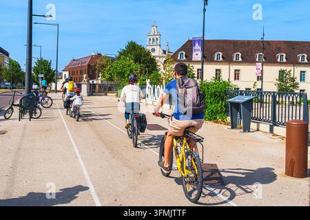 France, Côte d'Or, Dijon, zone inscrite au patrimoine mondial de l'UNESCO, piste cyclable devant la Cité internationale de la gastronomie et du vin Banque D'Images