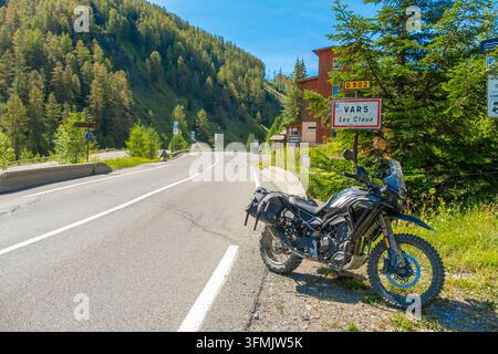 France, Hautes Alpes, moto devant le panneau Vars Les Claux Banque D'Images