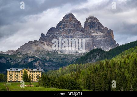 Italie, Vénétie, province de Belluno, parc naturel des Tre Cime dans les Dolomites, site du patrimoine mondial de l'UNESCO, Auronzo di Cadore, les Tre Cime di Lavaredo et un ancien Grand Hôtel sur les rives du lac Misurina Banque D'Images