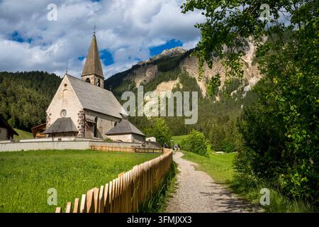 Italie, Trentin-Haut-Adige, Sud-Tyrol, Province de Bolzano, Val di Funes, église Santa Maddalena Banque D'Images
