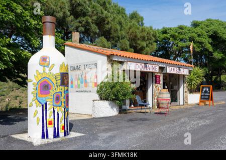 France, Pyrénées-Orientales, Côte Vermeille, Port-Vendres, petite boutique de bord de route vendant du vin local, producteur-viticulteur Domaine Tambour Banque D'Images