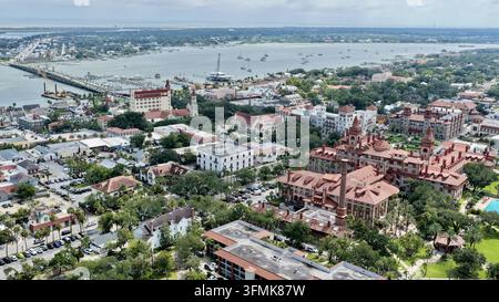 Vue aérienne du quartier historique de Saint-Augustin, mettant en vedette l'architecture emblématique aux toits rouges du Flagler College, des arbres luxuriants et la rivière Matanzas Banque D'Images