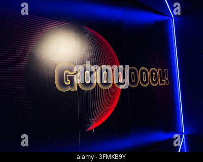 Barcelone, Espagne – 26 juin 2026 : Des lettres Goooool audacieuses brillent contre des lignes rouges abstraites et un éclairage néon bleu dans une vitrine sportive de Barcelone, Espagne Banque D'Images