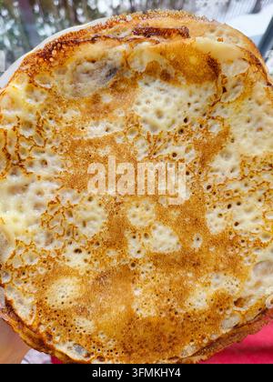 Blinis russes fins et frits dorés pour la Maslenitsa traditionnelle, gros plan sur la texture alimentaire et l'arrière-plan Banque D'Images
