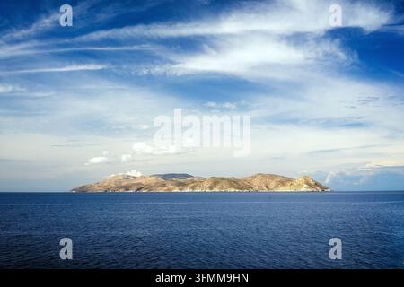 Sikinos, l'une des plus petites îles habitées de la mer Égée, Grèce, Europe, vue depuis un ferry, par un matin lumineux. Banque D'Images