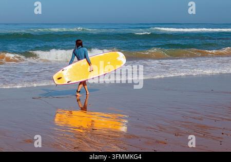Session de surf sur la côte basque, plage d’Uhabia à Bidart. Pyrénées-Atlantiques, France Banque D'Images