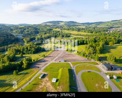 Vue aérienne de la zone de ski de fond Vesec, avec des pistes pavées, des collines herbeuses et des forêts environnantes à Liberec, région de Liberec, Tchéquie. Banque D'Images