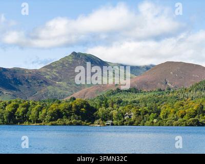 Derwentwater avec des cloches de chat au loin. Banque D'Images