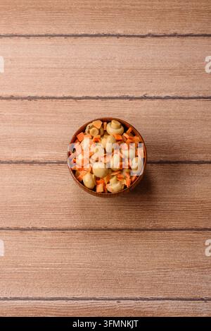 Petits champignons entiers en conserve dans l'huile avec des morceaux de carotte, du sel et des épices. Champignons en conserve comme fond alimentaire pour votre conception Banque D'Images