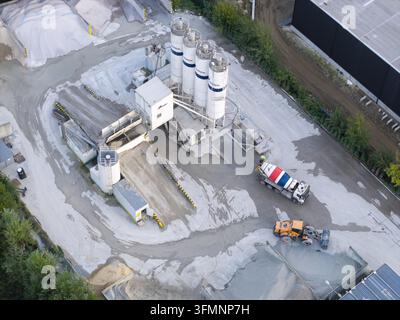 Cracovie, Malopolska, Pologne – 16 septembre 2026 : Vue aérienne de l'usine de béton CEMEX avec des silos de stockage, un camion malaxeur et des machines lourdes dans Banque D'Images