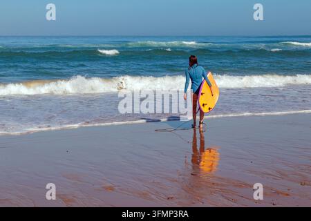 Session de surf sur la côte basque, plage d’Uhabia à Bidart. Pyrénées-Atlantiques, France Banque D'Images