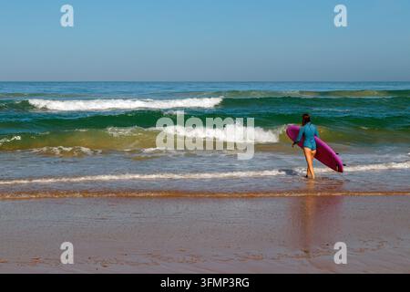 Session de surf sur la côte basque, plage d’Uhabia à Bidart. Pyrénées-Atlantiques, France Banque D'Images