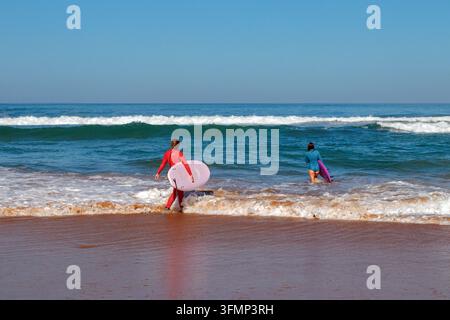 Session de surf sur la côte basque, plage d’Uhabia à Bidart. Pyrénées-Atlantiques, France Banque D'Images