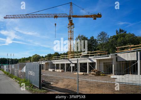 Liepaja, Lettonie – 27 septembre 2026 : Grue tour au-dessus d’un grand chantier de construction résidentielle Banque D'Images
