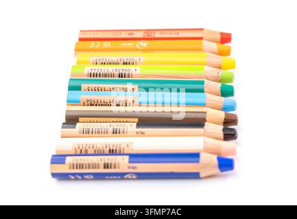 Des crayons de couleur épais sont alignés sur un fond blanc Banque D'Images