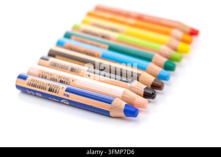 Des crayons de couleur multicolores sont alignés diagonalement sur un fond blanc Banque D'Images