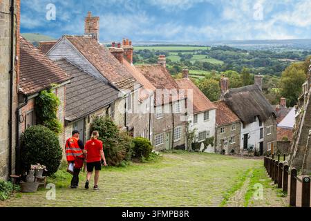 Royal Mail livre à une rangée de cottages de campagne sur Gold Hill dans la ville de Shaftesbury dans le Dorset, rendue célèbre par la publicité télévisée pour le pain Hovis Banque D'Images