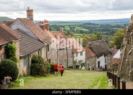Royal Mail livre à une rangée de cottages de campagne sur Gold Hill dans la ville de Shaftesbury dans le Dorset, rendue célèbre par la publicité télévisée pour le pain Hovis Banque D'Images