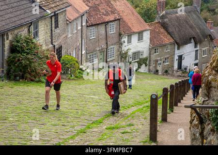Royal Mail livre à une rangée de cottages de campagne sur Gold Hill dans la ville de Shaftesbury dans le Dorset, rendue célèbre par la publicité télévisée pour le pain Hovis Banque D'Images