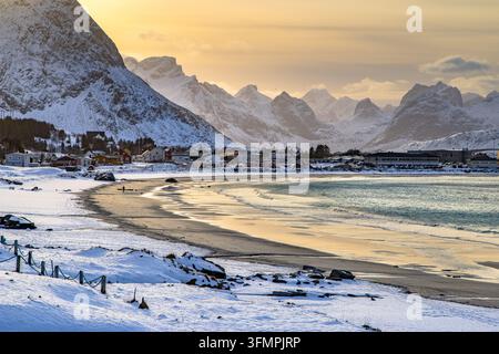 Vue sur la plage arctique du village de Ramberg, Flakstad. Couchant époustouflant avec des montagnes à l'horizon sur l'île de Lofoten, Norvège, Europe. Paysage marin incroyable Banque D'Images