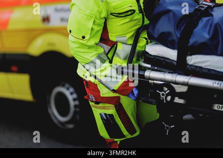 Une civière portant un patient est transportée, photographiée dans le cadre d'une réponse médicale d'urgence simulée lors d'un exercice de la Bundeswehr à Stendal, le 29.09.2026. Stendal Allemagne *** Une civière portant un patient est transportée, photographiée lors d'une réponse médicale d'urgence simulée dans le cadre d'un exercice de la Bundeswehr à Stendal, le 29 septembre 2026, Stendal, Allemagne Copyright: xFlorianxGaertnerx Banque D'Images
