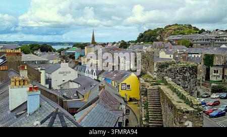 Paysage urbain mettant en scène les toits en ardoise d'une ville médiévale. Caernarfon, Pays de Galles, Royaume-Uni Banque D'Images