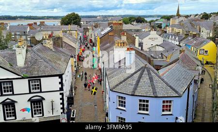 Vue aérienne d'une rue étroite et de maisons historiques dans la ville médiévale. Caernarfon, Pays de Galles, Royaume-Uni Banque D'Images