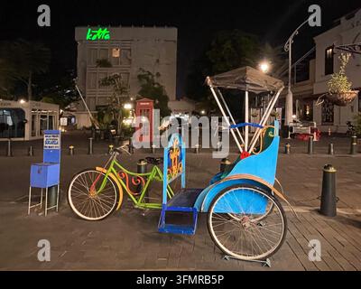 Riksha pédal traditionnel garé sur une place publique à Kota Lama Semarang, Java centrale, Indonésie, le 7 juin 2026 Banque D'Images