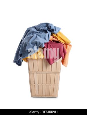Lessive et tâches ménagères, panier en bois débordant de vêtements sales colorés pour le lavage et la routine de nettoyage isolé sur fond blanc Banque D'Images