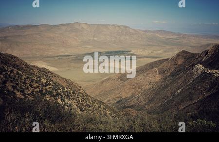 Vue panoramique à angle élevé surplombant les parois abruptes du canyon jusqu'au vaste sol du désert d'Anza-Borrego Banque D'Images