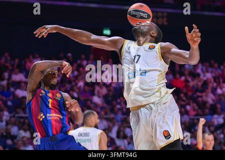 Dubai, Émirats arabes unis, 29 septembre 2026. Dubai Basketball affronte le FC Barcelone lors de leur match de basket-ball EuroLeague à la Coca-Cola Arena de Dubaï. Dubai Basketball a battu le FC Barcelone 94–87, avec Mfiondu Kabengele marquant 21 points pour Dubaï, tandis que Kevin Punter a mené Barcelone avec 25 points. Crédit Faiz Khan / Alamy Banque D'Images