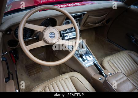 Kielce, Pologne – 5 septembre 2026 : Gros plan de l'intérieur d'une Chevrolet Corvette Stingray vintage classique montrant des sièges en cuir beige et un volant Banque D'Images