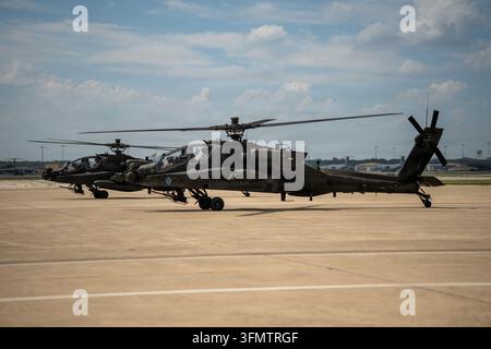 Deux hélicoptères AH-64E Apache de la Garde nationale de l'armée du Texas sont à l'arrêt sur la ligne de vol après avoir atterri à Kelly Field, Joint Base San Antonio-Lackland, Texas Banque D'Images