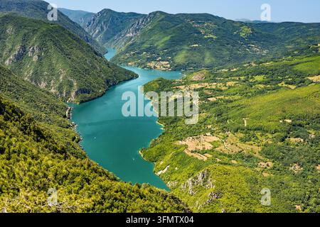 La rivière Drina vue du point de vue de Banjska Stena, serpente à travers les montagnes luxuriantes de Tara, créant le canyon du lac Perućac, Serbie Banque D'Images