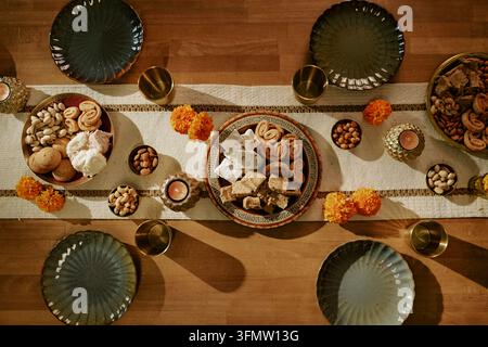 Décoration de table festive avec des douceurs traditionnelles pour la célébration de Diwali Banque D'Images