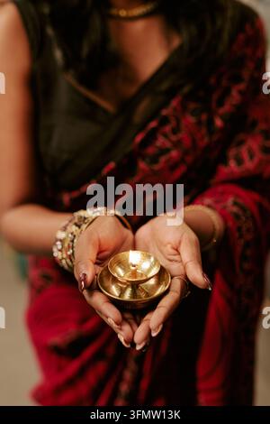 Femme indienne tenant une lampe à huile allumée pour une célébration de festival Banque D'Images