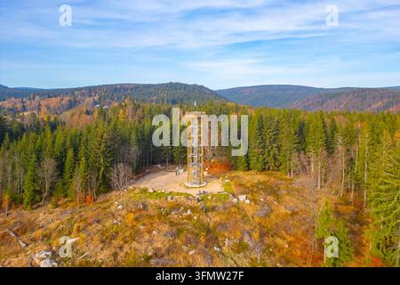 Vue aérienne de la tour d'observation Svetly vrch entourée d'une forêt de conifères dense avec un feuillage automnal à Albrechtice v Jizerskych horach, Liberecky Banque D'Images